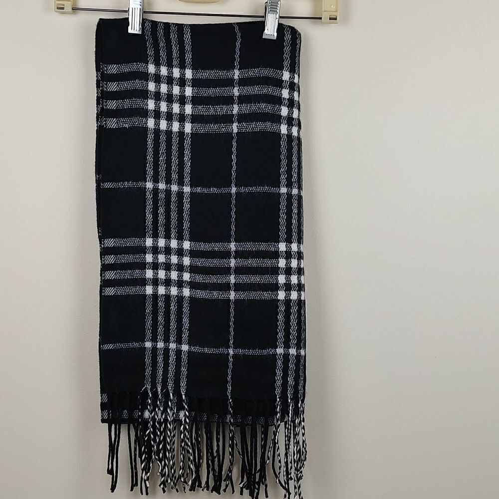 Steve Madden Blanket Scarf/Wrap with Fringe in Black & White Mixed Plaid